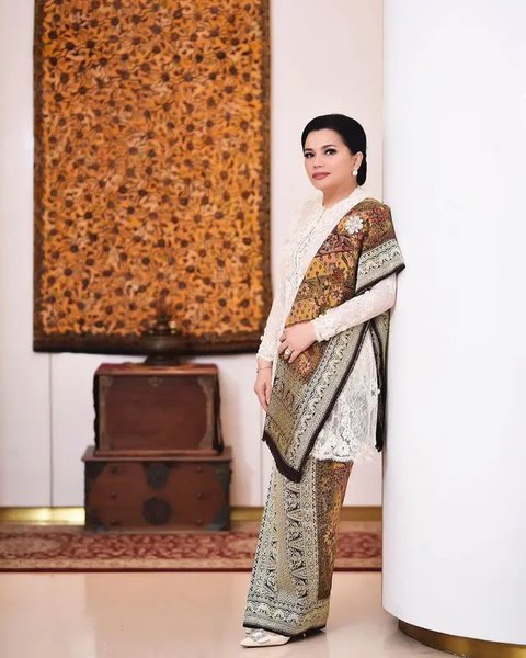 The wife of the Coordinating Minister for Economic Affairs, Airlangga, Yanti Airlangga, appeared graceful in a white brocade kebaya and songket.
