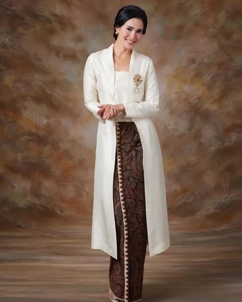 Istri Menteri Perindustrian Republik Indonesia Agus Gumiwang, Loemongga Haoemasan tampak elegan dengan kebaya kutubaru putih dan kain batik warna coklat