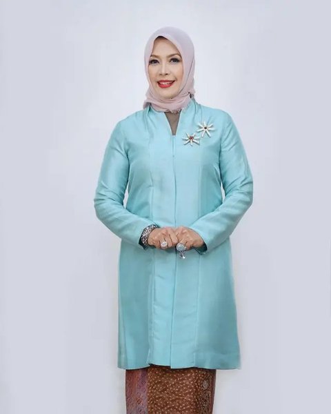 The wife of the Minister of Tourism and Creative Economy, Sandiaga Uno, Nur Asia Uno, is wearing a light blue satin kebaya.
