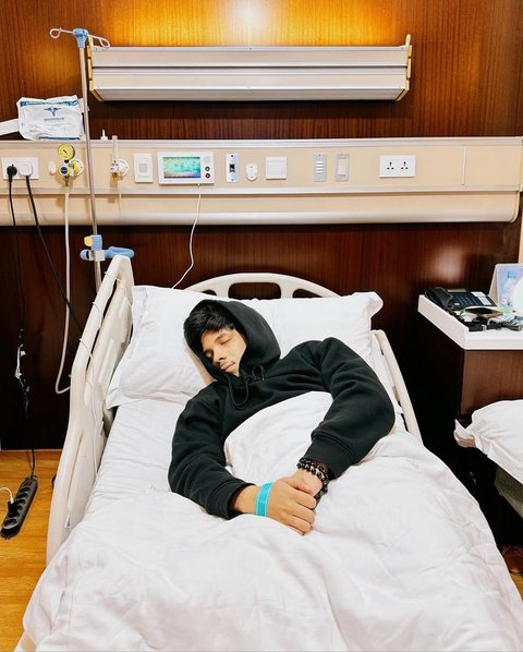 Atta Halilintar Mengaku Tahan Sakit Sejak Sebulan Lalu, Kini Terbaring Lemas di Rumah Sakit dan Akan Menjalani Operasi
