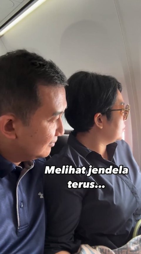 Potret Joy Tobing yang Takut Banget Naik Pesawat, Suami Sigap Terus Gandeng Tangan Sang Istri