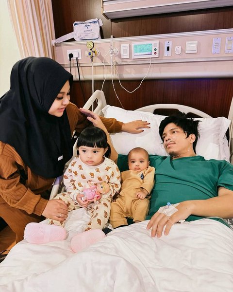 Kondisi Terkini Atta Halilintar Usai Jalani Operasi, Masih di Rumah Sakit Ditemani Keluarga Tercinta