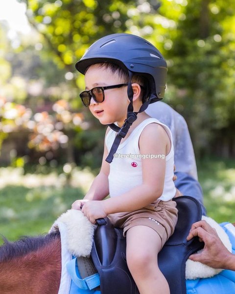 Gaya Kece Rayyanza 'Cipung' Pakai Singlet & Kacamata Hitam saat Naik Kuda Poni