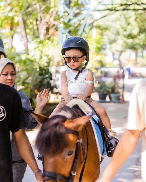 Gaya Kece Rayyanza 'Cipung' Pakai Singlet & Kacamata Hitam saat Naik Kuda Poni