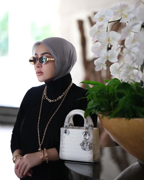 All Black, 8 Portraits of Syahrini's Gold Bracelets Worth 1 Billion