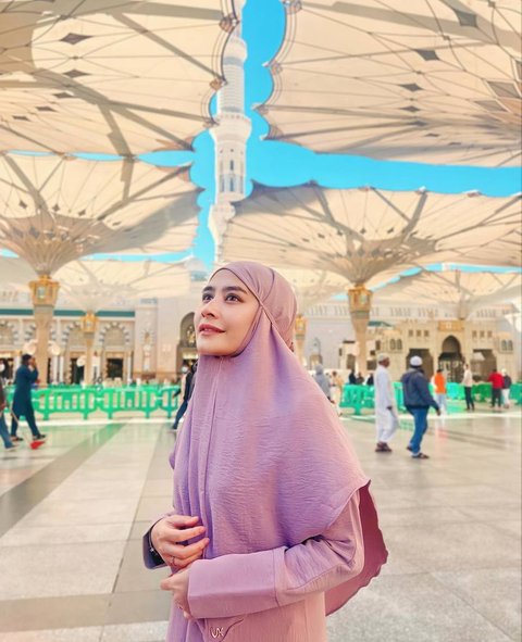 Foto Prilly Selama di Masjid Nabawi