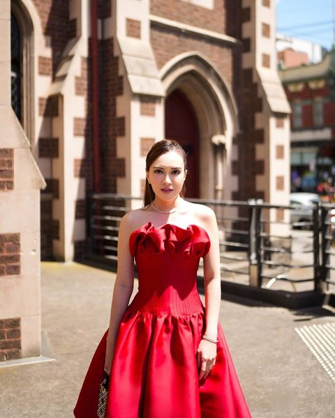 Tampil dalam Balutan Dress Merah, Intip 10 Potret Cantik Shandy Aulia saat jadi Bridesmaid di Australia