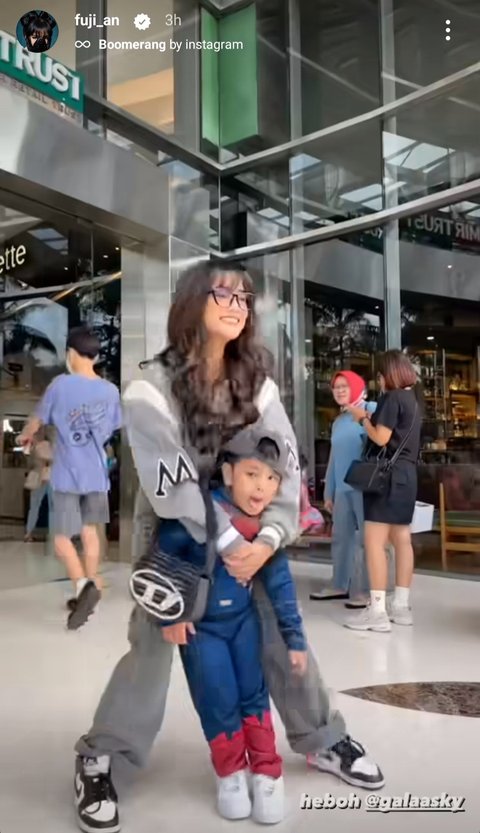Intip Deretan Foto Fuji saat Ajak Gala Sky Jalan-jalan Bareng, Tampil Bak Mama Muda