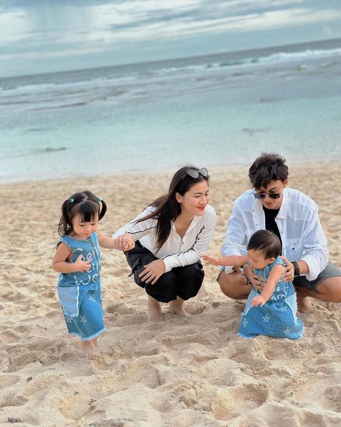 Menemani Bermain Anak di Pantai