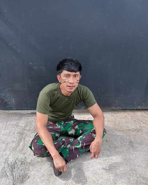 Potret Aming mengenakan seragam prajurit langsung banjir komentar dari netizen. Bahkan ada yang berseloroh jika Aming menjadi saingan Mayor Teddy ajudan Prabowo.<br>