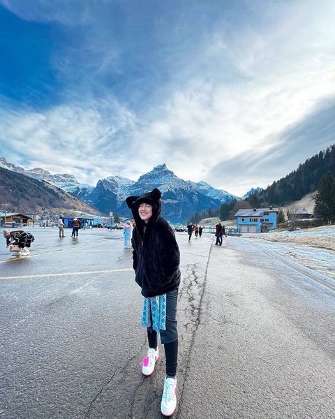 Potret Bahagia Happy Asmara Pertama Kali Main Salju di Eropa, Gemas Sebut Tempatnya Bernama 'Gunung Kelud'