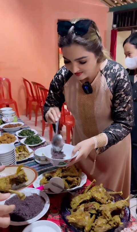 Tak Jaim, Ini  Potret Ashanty Makan di Nikahan Baby Sitter Arsy, Lahap Santap Menu Sederhana