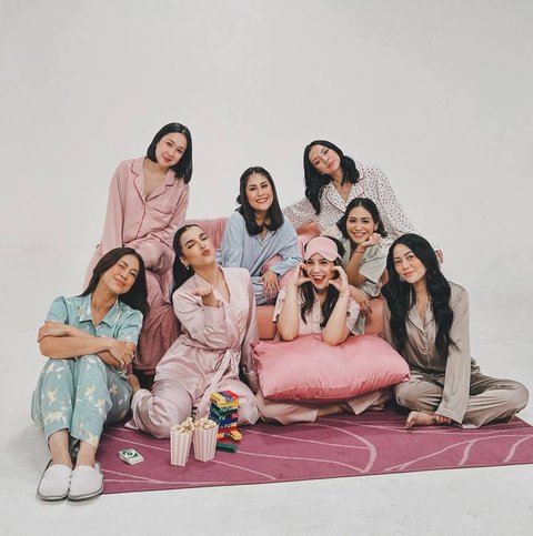 Potret Nagita Slavina Bareng Bestie Jalani Pemotretan ala Pajamas Party, Cantik-cantik Semua!