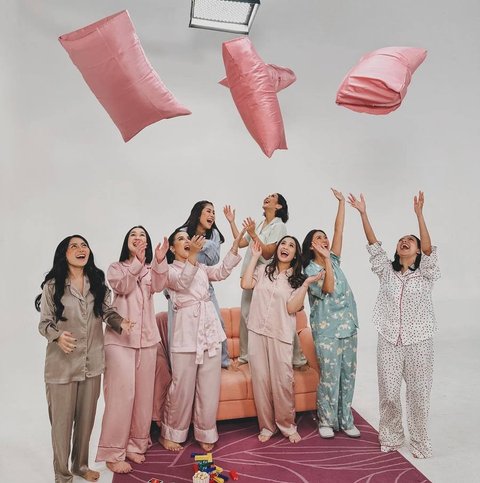 Potret Nagita Slavina Bareng Bestie Jalani Pemotretan ala Pajamas Party, Cantik-cantik Semua!