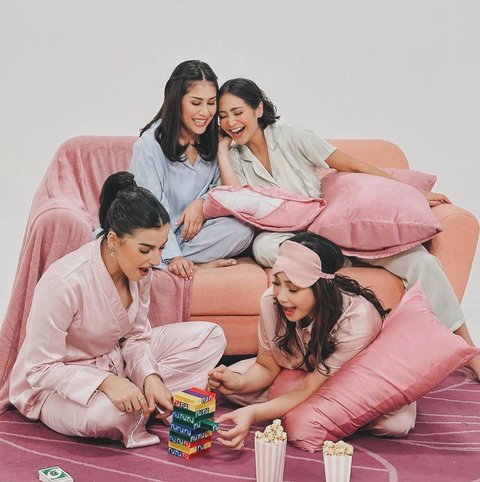 Potret Nagita Slavina Bareng Bestie Jalani Pemotretan ala Pajamas Party, Cantik-cantik Semua!