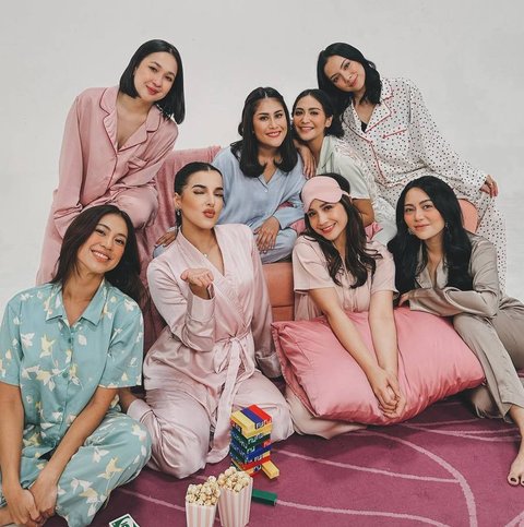 Potret Nagita Slavina Bareng Bestie Jalani Pemotretan ala Pajamas Party, Cantik-cantik Semua!