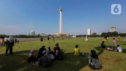 FOTO: Keseruan Warga Menikmati Libur Panjang Isra Mikraj dan Imlek 2024 di Monas