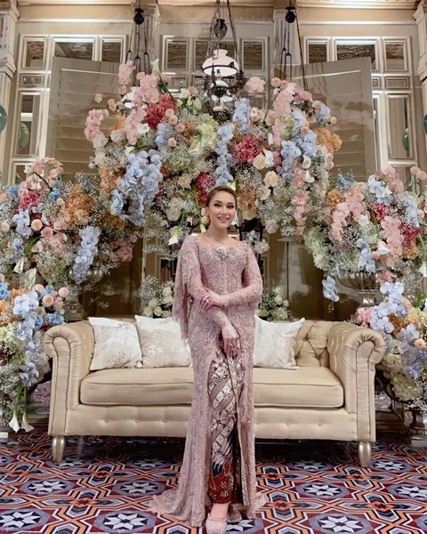 Calon Ibu Persit, ini Deretan Foto-foto Cantik Ayu Ting-Ting dalam Balutan Busana Kebaya