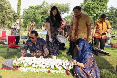 Potret Kompak Annisa Pohan dan Aira Ziarah ke Makam Ani Yudhoyono, Sama-sama Pakai Batik Bak Kakak Beradik