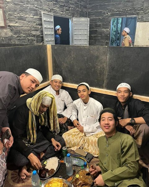 Momen Makan Bersama Dengan Teman-Temannya di Tarim