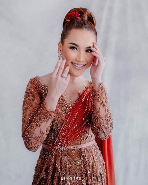 Ayu Pakai Kebaya Modern Yang Mencolok