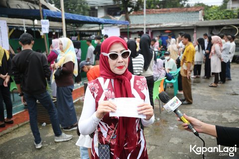 Tampil Bak Ibu Sosialita, ini Potret Venna Melinda saat Datang ke TPS Bersama Sang Anak untuk Nyoblos