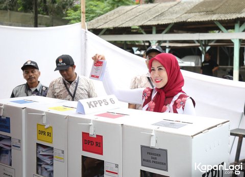 Tampil Bak Ibu Sosialita, ini Potret Venna Melinda saat Datang ke TPS Bersama Sang Anak untuk Nyoblos