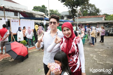 Tampil Bak Ibu Sosialita, ini Potret Venna Melinda saat Datang ke TPS Bersama Sang Anak untuk Nyoblos