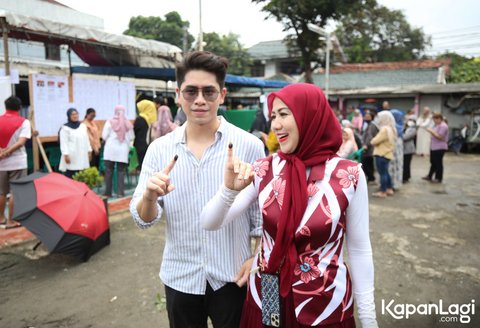 Tampil Bak Ibu Sosialita, ini Potret Venna Melinda saat Datang ke TPS Bersama Sang Anak untuk Nyoblos