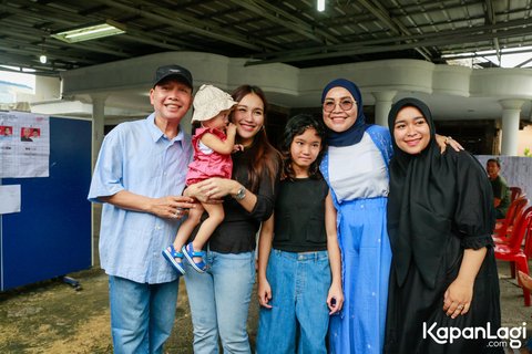 8 Foto Ayu Ting Ting dan Keluarga saat Datang ke TPS untuk Nyoblos: Kami Kompak Satu Pilihan Semua