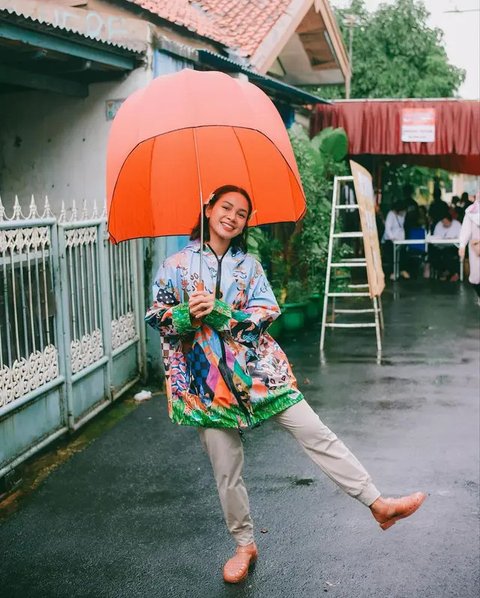 Andien Aisyah came to the polling station wearing a colorful patterned jacket.