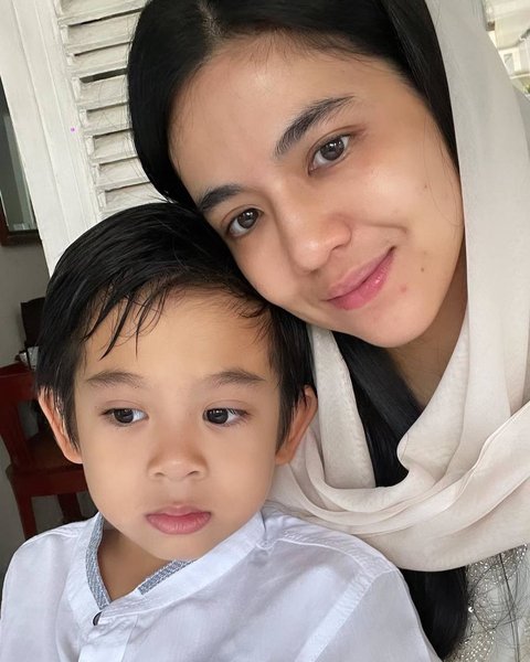 Potret Cantik DJ Una Momong Putra Semata Wayangnya, Single Mom yang Selalu Sukses Curi Perhatian