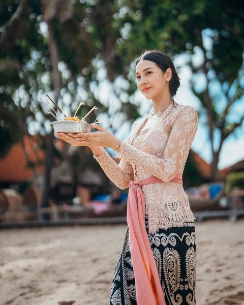 Anggun dan Menawannya Anya Geraldine Tampil Berkebaya bak Gadis Bali, Senyum Manisnya Sukses Curi Perhatian