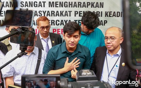 Potret Sidang Perdana Perceraian Ria Ricis dan Teuku Ryan yang Diwarnai Isak Tangis