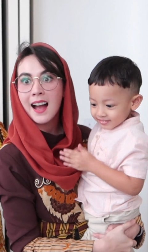 Jadi Istri Pejabat, Potret Arumi Bachsin Rayakan Ultah Ke-30 Secara Sederhana, Dapat Kejutan Manis dari Suami dan Anak