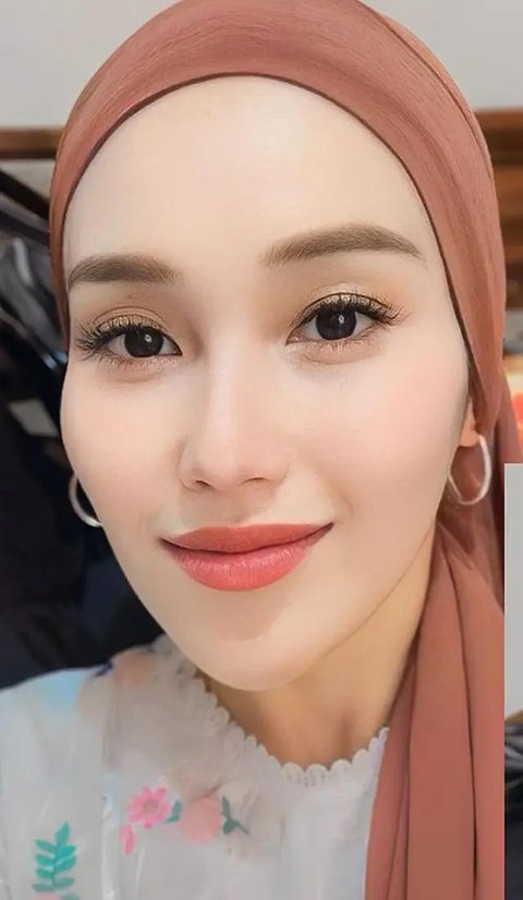 7 Potret Ayu Ting Ting Tampil dengan Kerudung Bergaya Turban, Netizen 'Masyaallah Super Cantik'