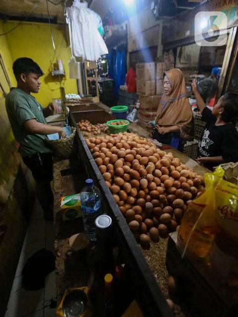 FOTO: Tak Hanya Beras, Harga Sejumlah Bahan Pangan di Jakarta Merangkak Naik