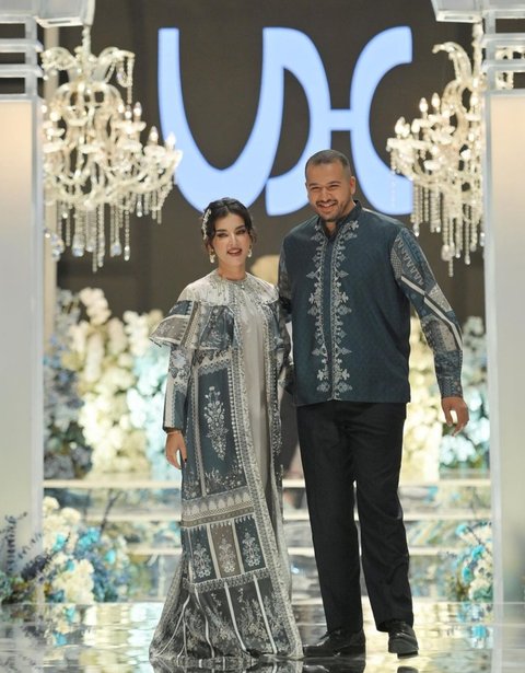 Perama Kali Runway Bersama Sang Suami