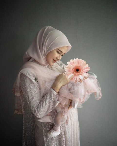 Tampil Berhijab, ini Potret Cantik Bella Bonita Istri Denny Caknan di Acara Tasyakuran Baby Cundamani