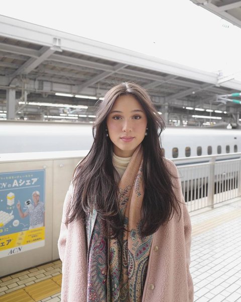 7 Potret Yasmine Napper Liburan di Jepang, Paras Secantik Barbie & Outfit Selalu Stunning<br>