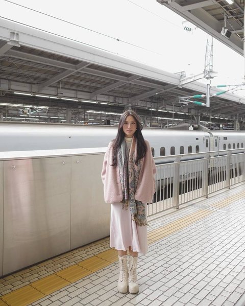 7 Potret Yasmine Napper Liburan di Jepang, Paras Secantik Barbie & Outfit Selalu Stunning