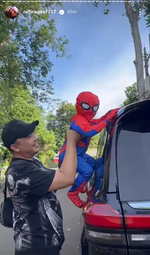 Tingkah Lucu Rayyanza jadi Spiderman, Nemplok di Mobil Mewah Raffi Ahmad Digendong Bodyguard