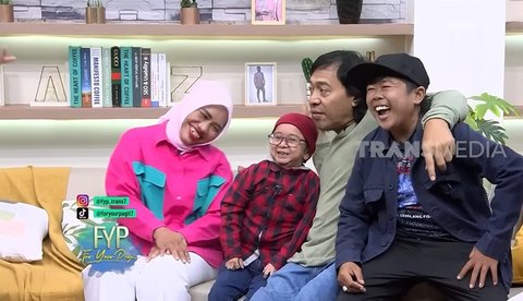 Kocak Abis! Potret Komeng Rangkul 'Rakyat Kecil' Pasca Heboh Pemilu 2024, Ternyata Sudah Dilakukan Sejak Dulu