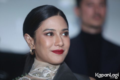 Cantik & Anggunnya Dian Sastrowardoyo di Red Carpet 'RATU ADIL', Tampil Dalam Balutan Gaun dan Jam Tangan Unik