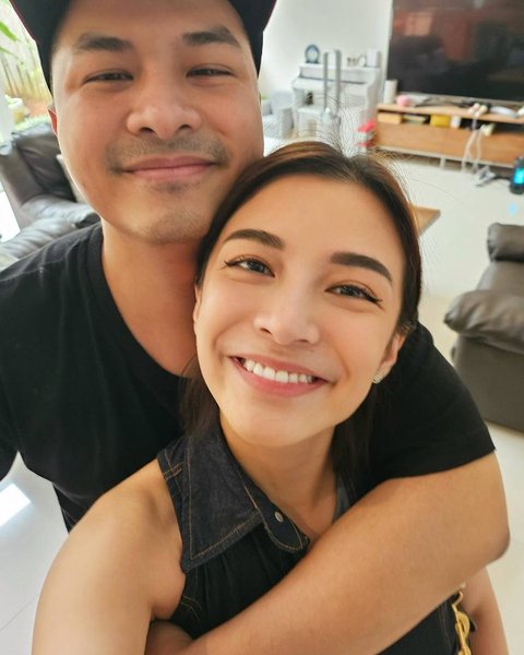 Perhatikan dengan seksama potret selfie mereka; senyuman Chelsea penuh keyakinan dengan gigi yang baru.