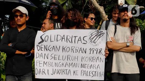 FOTO: Momen Aksi Kamisan ke-806, Aktivis Tagih Janji Jokowi Tuntaskan Pelanggaran HAM Berat