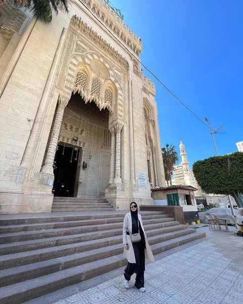 Potret Meisya Siregar dan Bebi Romeo saat Berkunjung ke Masjid Al Aqsa, Berderai Air Mata saat Panjatkan Doa di Malam Nisfu Syaban