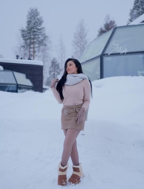 Liburan ke Norwegia, 8 Foto Rachel Vennya Pakai Swimsuit di Tengah Salju