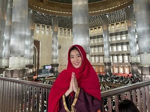 Di dalam Masjid Istiqlal, Haruka berbagi momen baru mengenakan hijab merahnya. Wanita 32 tahun ini menyapa penggemar dengan gaya namaste.