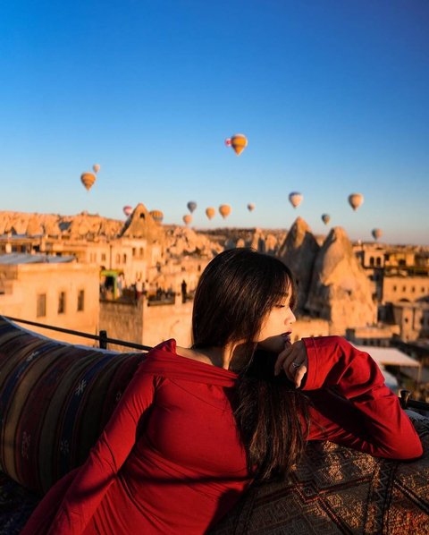 Potret Cantik Fuji saat Liburan di Cappadocia, Penampilannya Bikin Salfok